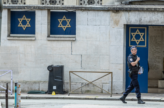 Francijas policija nogalina vīrieti, kas mēģina aizdedzināt sinagogu.