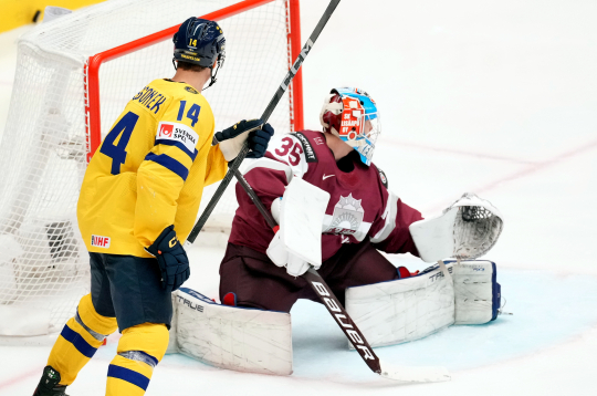 Pasaules hokeja čempionāta spēle starp Latvijas un Zviedrijas valstsvienībām ''Ostravar arēnā'' Ostravā. Vārtos Ēriks Vītols.