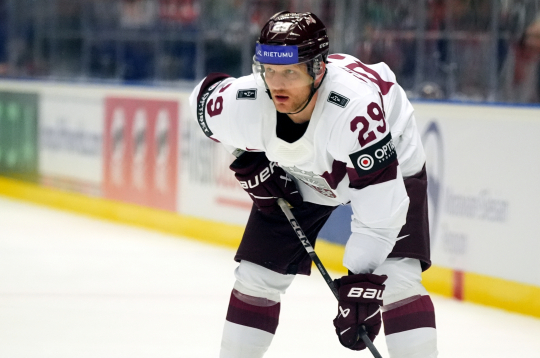 Latvijas hokeja izlases spēlētājs Ralfs Freibergs (nr.29).