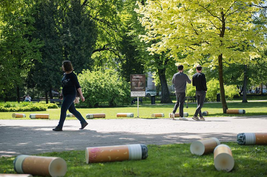 Rīgā Vērmanes dārzā vēl līdz otrdienai zālienā gozēsies milzu izsmēķi – tas ir "Latvijas Zaļā punkta" kampaņas ietvaros izveidotais ceļojošais vides objekts "Cīgmīnas".