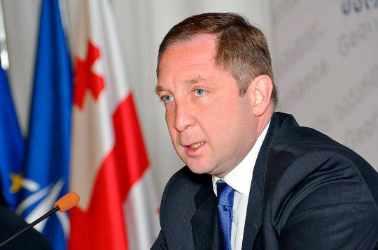 Alekss Petriašvili no 2012. līdz 2014. gadam bija Gruzijas Eiropas integrācijas un eiroatlantiskās integrācijas valsts ministrs.