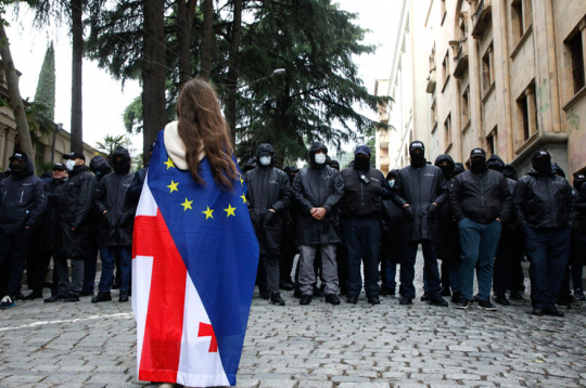 Gruzijas galvaspilsētā Tbilisi notikušo protestu laikā protestētāja ar Eiropas Savienības un Gruzijas karogiem nostājusies pretī policistiem, kas apsargā parlamenta ēku. Gruzijas jaunieši raizējas, ka valdošā partija "Gruzijas sapnis" grasās atņemt viņiem sapni par Gruzijas pievienošanos Eiropas Savienībai.