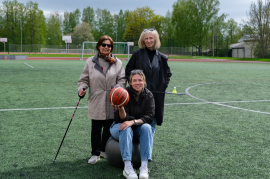 Sporta skolotājas trīs paaudzēs – vecmāmiņa Rita Rosa, viņas mazmeita Gerda Zvirgzdiņa un vedekla Sandra Zvirgzdiņa.