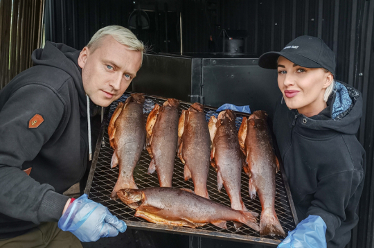 Kovida pandēmijas laikā sāktais rūpals tagad kļuvis par Mareka un Rantas hobijbiznesu. Kūpina viņi reizi mēnesī un produkciju
klientiem pieved līdz namdurvīm.
