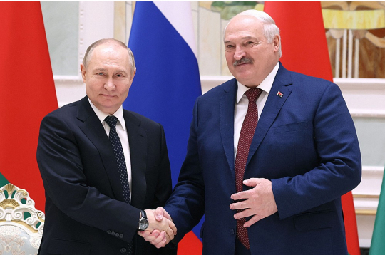 Krievijas vadonis Vladimirs Putins (no kreisās) un Baltkrievijas diktators Aleksandrs Lukašenko tikšanās laikā Minskā. 