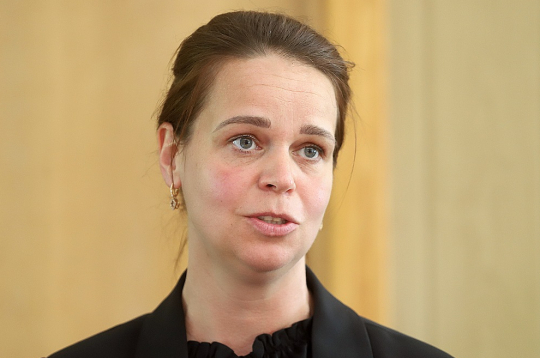 Talsu novada Sociālā dienesta vadītāja Ilze Kārklevalka: "Cilvēkiem, kuri saņem garantētā minimālā ienākuma pabalstu, var noteikt darba prasmju atjaunošanu 15 stundas nedēļā. Mazkvalificētais darbs ir ļoti būtisks jebkurā pagasta pārvaldē. Ne viens vien no viņiem dabū darba nespējas lapu un nestrādā. Tas ir ļoti grūti aizvirzīt šos cilvēkus līdz strādāšanai to cilvēku. Par viņu attaisnojumiem nestrādāt varētu grāmatu uzrakstīt."