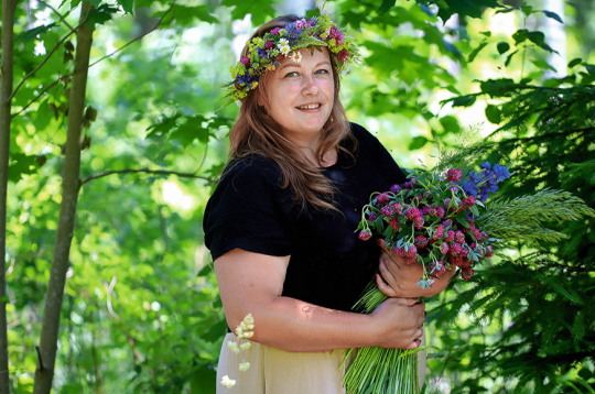 “Sev Jāņu vainagu parasti pinu no augiem, kurus pēc tam varu izmantot zāļu tējām, bet ziedlapiņas uzbārstīt kūkām, kad tās cepu. Tāpēc vainagā ir gan rudzupuķes, gan āboliņš, kumelītes un raspodiņš,” atklāj floriste Dace Baumane.