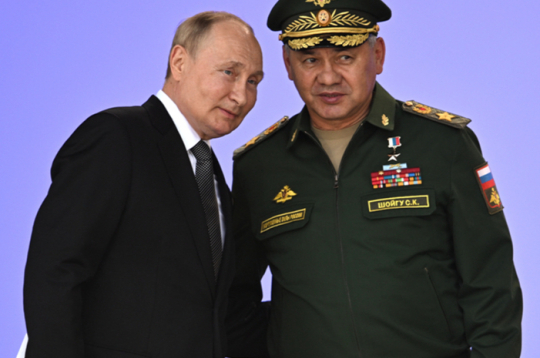 Krievijas diktators Vladimirs Putins (no kreisās) un Sergejs Šoigu. 