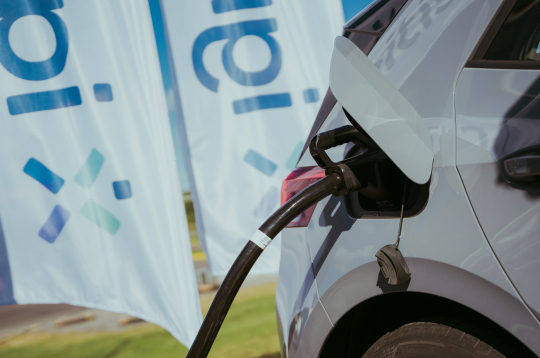 Elektroauto uzlāde.