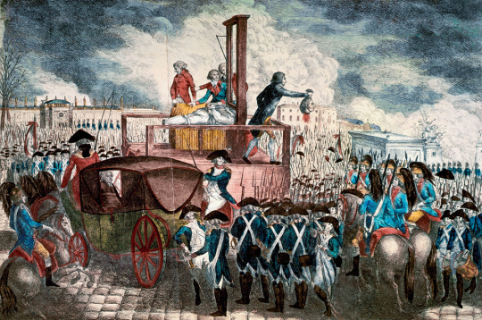 Konkordijas laukumā sanākušais pūlis aplūko giljotinētā Francijas karaļa Luija XVI galvu 1793. gada 21. janvārī...