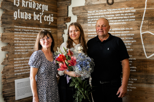 Jaunās ekspozīcijas idejas autore ir vietējā jauniete Amanda Ludborža. Ideja par krogu izpēti jaunietei radās pateicoties vecākim, kuri nu jau trīsdesmit gadus pārvalda ēku Rogovkas centrā – vecajā kroga vietā.