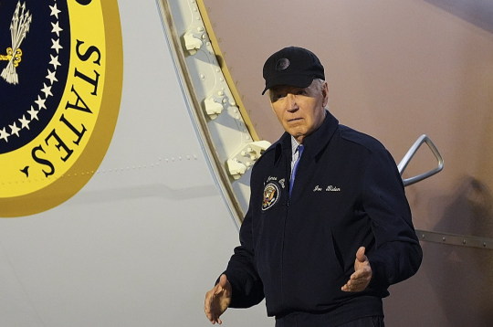 Džo Baidens pie prezidenta lidmašīnas "Air Force One", dodoties pašizolācijā pēc pozitīva Covid-19 testa.