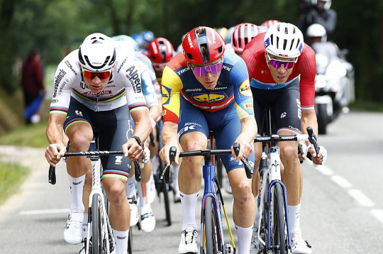 Toms Skujiņš (centrā) "Tour de France" 13. posma atrāviena galvgalī. Pa kreisi – pasaules čempions Metjū van der Pūls, pa labi – vēl viens nīderlandietis Kevins Genets.