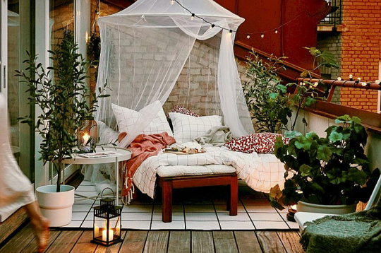 Gaidot tropiskās naktis, gultas vietu iespējams iekārtot arī uz terases.