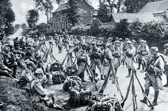 Franču armijas kareivji pirms došanās uz fronti. Pirmajos kara mēnešos pirms iestrēgšanas ierakumos 1915. gadā Rietumu frontes armijas bija diezgan mobilas.