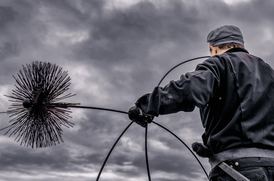 Krāšņu dūmvadu, pašu krāšņu, kamīnu, apkures katlu un tostarp arī ventilācijas sistēmu pārbaudes un tīrīšanas speciālists.