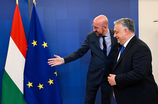 Eiropadomes priekšsēdētājs Šarls Mišels tikšanās reizē ar Ungārijas premjeru Viktoru Orbānu.