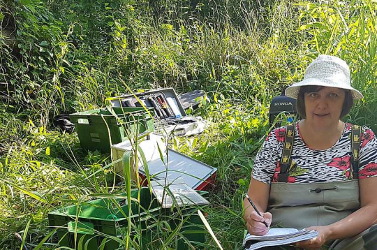 Sekojot līdzi zivju resursu pietiekamībai, liela daļa zinātnieka ikdienas paiet lauka darbos. "BIOR" Zivju resursu pētniecības departamenta Iekšējo ūdeņu un zivju resursu atražošanas nodaļas vadītāja Ruta Medne: "Tiklīdz piesārņojuma dēļ upē palielinās skābekļa patēriņš, ir sliktāk zivīm. Savukārt slāpeklis un fosfors veicina upju aizaugšanu."