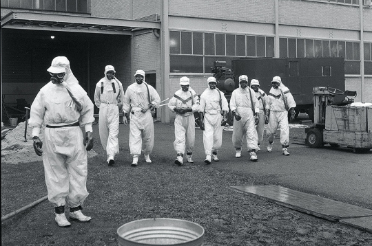 Zinātnieki un tehniķi aizsargtērpos pēc avārijas 1957. gada oktobrī, gatavojoties iekļūt Vindskeilas reaktorā.