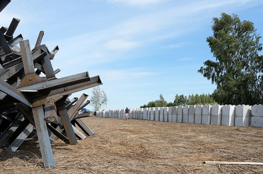 Pie robežas tiek izvietoti betona bloki un prettanku eži.