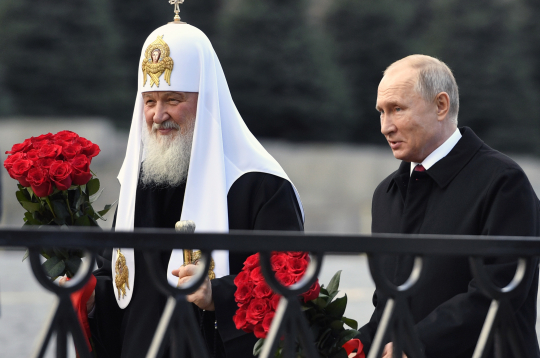 Maskavas patriarhs Kirils un Vladimirs Putins.