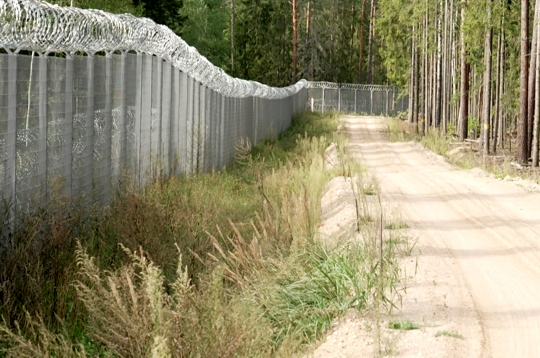 Žogs uz Baltkrievijas robežas migrantu plūsmu samazina, bet neaptur.