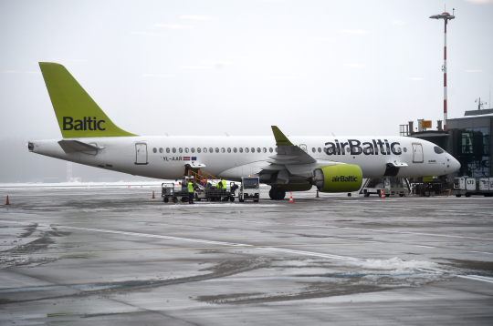 "airBaltic" lidmašīna RIX Rīgas lidostas teritorijā.