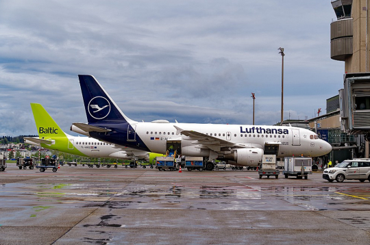 "Air Baltic" un "Lufthansa" lidmašīnas Cīrihes (Šveice) lidostā.