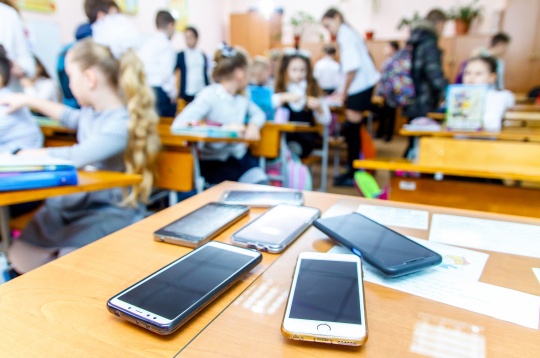 Mobilie telefoni un skola.