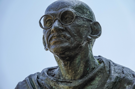 Tā dēvētās nevardarbīgās pretošanās idejiskais autors Mahatma Gandijs 17 reizes ilgstoši atteicies no barības, tādējādi paužot atbalstu indiešu tautai tās cīņā par atbrīvošanos no angļu jūga.
