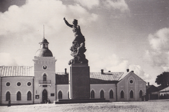Piemineklis pilsētas valdes nama fonā, 1939. g.
