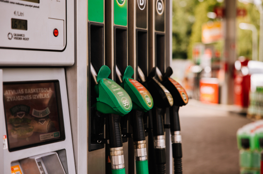 Degvielas uzpildes stacija. Ilustratīvs attēls. 