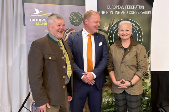 Kopā ar LATMA vadītāju Haraldu Barviku (no kreisās) un jauno FACE prezidentu Laurensu Houdemakeru.