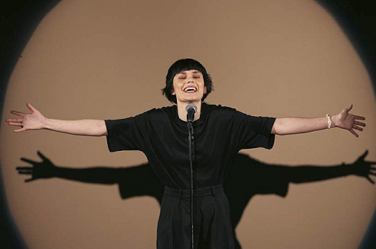 Dārta Daneviča Dailes teātra izrādē "Zēni nav meitenes". Dārta Daneviča Dailes teātra izrādē "Zēni nav meitenes".