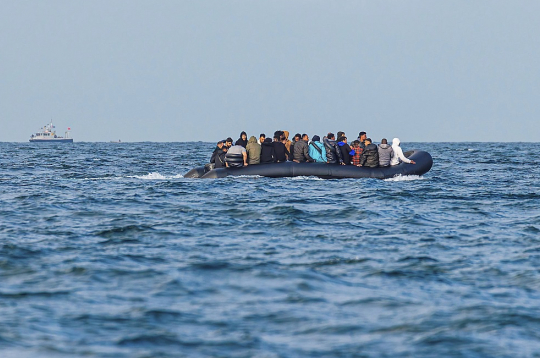 Statistika rāda, ka no 2023. gada jūnija līdz 2024. gada jūnijam Lamanša gumijas laivu migrantu topa augšgalā ir Afganistāna ar 5370, tai seko Irāna ar 3844, Vjetnama ar 3031, Turcija ar 2925, Sīrija ar 2949, Eritreja ar 2817, Irāka – 2508. Britu un albāņu varasiestāžu sadarbības rezultātā, sūtot albāņus atpakaļ, Albānija pārstāvēta vairs tikai ar 755 imigrantiem.