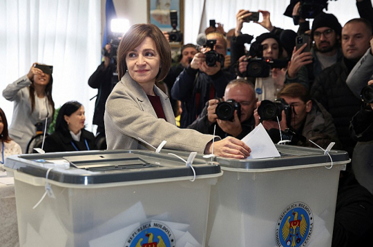 Moldovas prezidente Maija Sandu nobalsoja vēlēšanu iecirknī Kišiņevā, izpelnoties lielu mediju uzmanību.