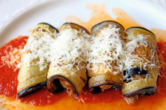 Baklažānu un šķiņķa rullīši.