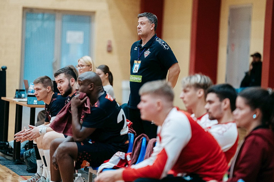 Dobeles "Tenax" handbola klubs un galvenais treneris Sandris Veršakovs (centrā) cer atkārtot iepriekšējās sezonas sasniegumu – uzvarēt Baltijas un Latvijas čempionātos.