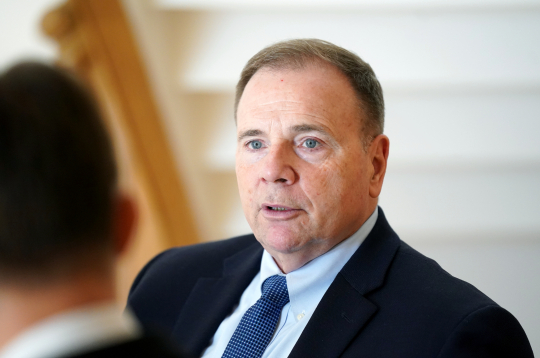 Atvaļinātais ASV ģenerālleitnants un bijušais ASV armijas komandieris Eiropā Bens Hodžess. Atvaļinātais ASV ģenerālleitnants un bijušais ASV armijas komandieris Eiropā Bens Hodžess.