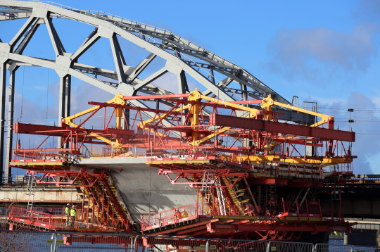 Daugavā iedzītais "Rail Baltica" tilta balsts.