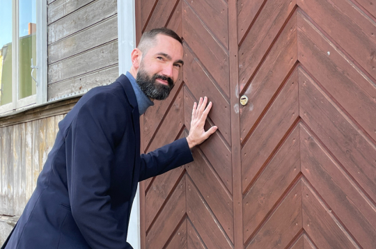 “Ja gribat redzēt pasaulē mazāko izstāžu zāli, jābrauc uz Aizputes Linmeijeru namu,” aicina Vilis Brūveris (attēlā). Saimnieks rāda
atslēgas caurumu, kurā jāielūkojas, lai apskatītu jaunāko
izstādi ar mākslinieces Martas Ģibietes darbu “Cikādes sapnis”.