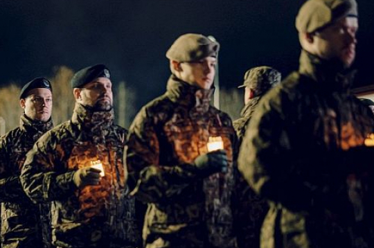 Ādažu bāzē 8. novembrī notika piemiņas pasākums "Karavīru nakts", lai godinātu Latvijas un sabiedroto karavīrus, kuri zaudējuši dzīvību, pildot kaujas uzdevumus.