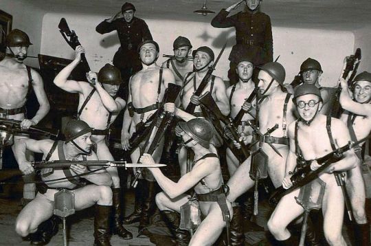 Daugavgrīvas artilērijas vienības karavīri brīvajā laikā kazarmās 1934. gadā.