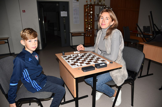 Katerina Pleskuna Latvijā ir kopš 2022. gada marta, ieradusies no Dnipro pilsētas. Vecākā dēla Timofija adaptācija skolā Latvijā notikusi – pabeidzis pirmo klasi teicami. Labi māk runāt latviski. Iet uz peldēšanas un dambretes treniņiem. "Jaunākais dēls bērnudārzā ir pēdējo gadu, viņam būs jāiet skolā un vasarā būs jāizlemj – iet skolā Latvijā vai Ukrainā," stāsta Katerina, kura latviešu valodu sākusi mācīties jau 2022. gada vasarā.