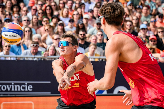 Mārtiņš Pļaviņš (no kreisās) 39 gados ir ar milzu motivāciju turpināt sportista karjeru, jo turas gan veselība, gan kopā ar 20 gadus jaunāko Kristiānu Fokerotu ir teicami rezultāti.