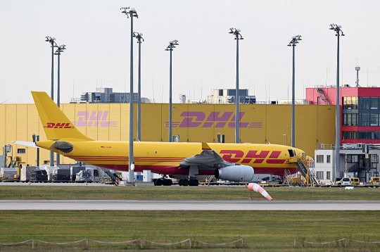 DHL gaisa kravu pārvadājumu centrs Leipcigas lidostā Vācijā.