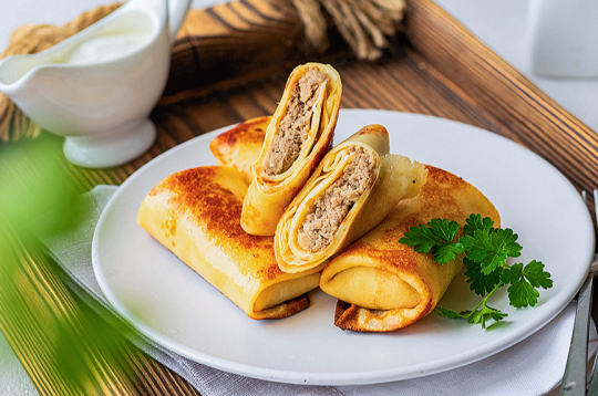 Ar gaļu pildītas pankūkas.