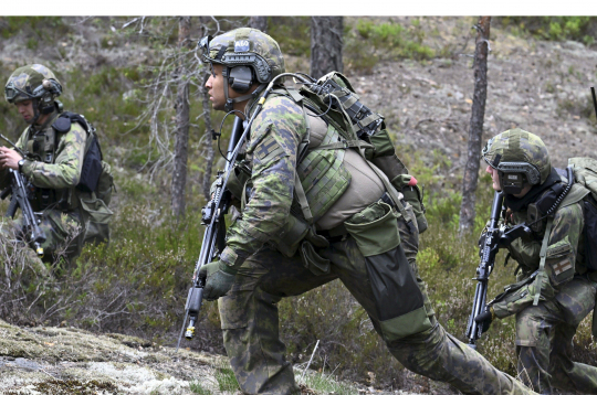 Somijas karavīri piedalās mācībās. Somijas armija ir ievērojams spēks,
kas kara gadījumā varētu mobilizēt ap 280 000 apmācītu karavīru, turklāt palīgā būtu gatavi doties līdz pat 900 000
rezervistu. Somijai ir arī ļoti spēcīgas artilērijas vienības.