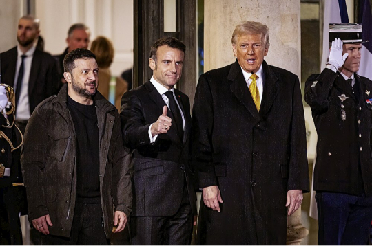 Ukrainas prezidents Volodimirs Zelenskis (no kreisās), Francijas prezidents Emanuels Makrons un ASV prezidents Donalds Tramps pēc sarunām Elizejas pilī. Ukrainas prezidents Volodimirs Zelenskis (no kreisās), Francijas prezidents Emanuels Makrons un ASV prezidents Donalds Tramps pēc sarunām Elizejas pilī.