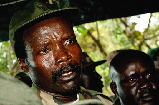 Džozefs Konijs pēc tikšanās ar ANO humānās palīdzības pārstāvjiem Sudānas dienvidos 2006. gada 12. novembrī.